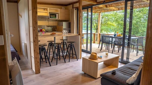 Una cocina moderna con comedor, sofá y vistas al exterior.