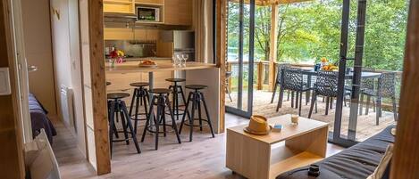Superior Chalet, 3 Bedrooms, Lake View | Dining
