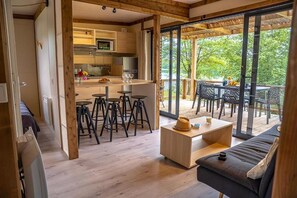 Superior Chalet, 3 Bedrooms, Lake View | Dining