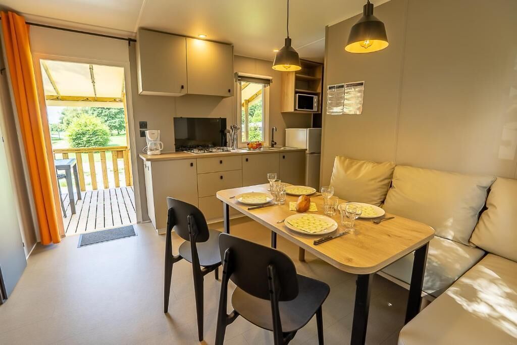 Een compacte keuken met een eethoek, een bank en uitzicht op het landschap.