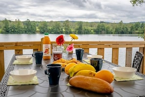 Comfort Mobile Home, 2 Bedrooms, Lake View | Outdoor dining