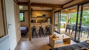 Un interior moderno con cocina, comedor y un rincón de estar acogedor.