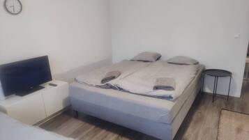 WiFi, bed sheets