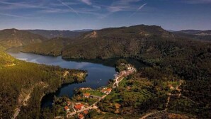 A lake surrounded by forested hills, a small village with buildings, and a clear sky. - Jacques de Molay Suite with balcony and river view (Dornes)