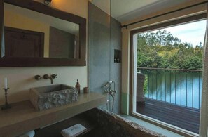 Douche, séchoir à cheveux, serviettes fournies, savon