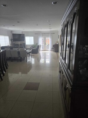 Interior - Fabulous private room with private shower AC in vibrant Los Angeles neighborhood (Los Angeles)