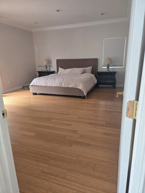 3 bedrooms, free WiFi, bed sheets - Fabulous private room with private shower AC in vibrant Los Angeles neighborhood (Los Angeles)
