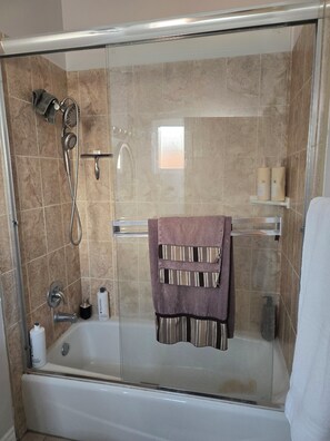 Jetted bath, hair dryer, bidet, towels - Fabulous private room with private shower AC in vibrant Los Angeles neighborhood (Los Angeles)