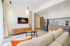 Ein modernes Wohnzimmer mit einer Couch, einem Couchtisch und einem Kamin.