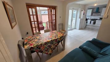 Comfort Triple Room, Garden View | Living area