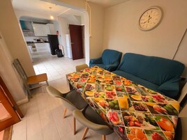 Comfort Triple Room, Garden View | Living area