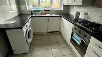 Family Double Room | Dapur peribadi | Sebuah peti sejuk di kawasan bersama