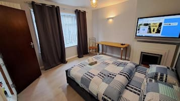 Comfort Room | Desk, laptop workspace, free WiFi