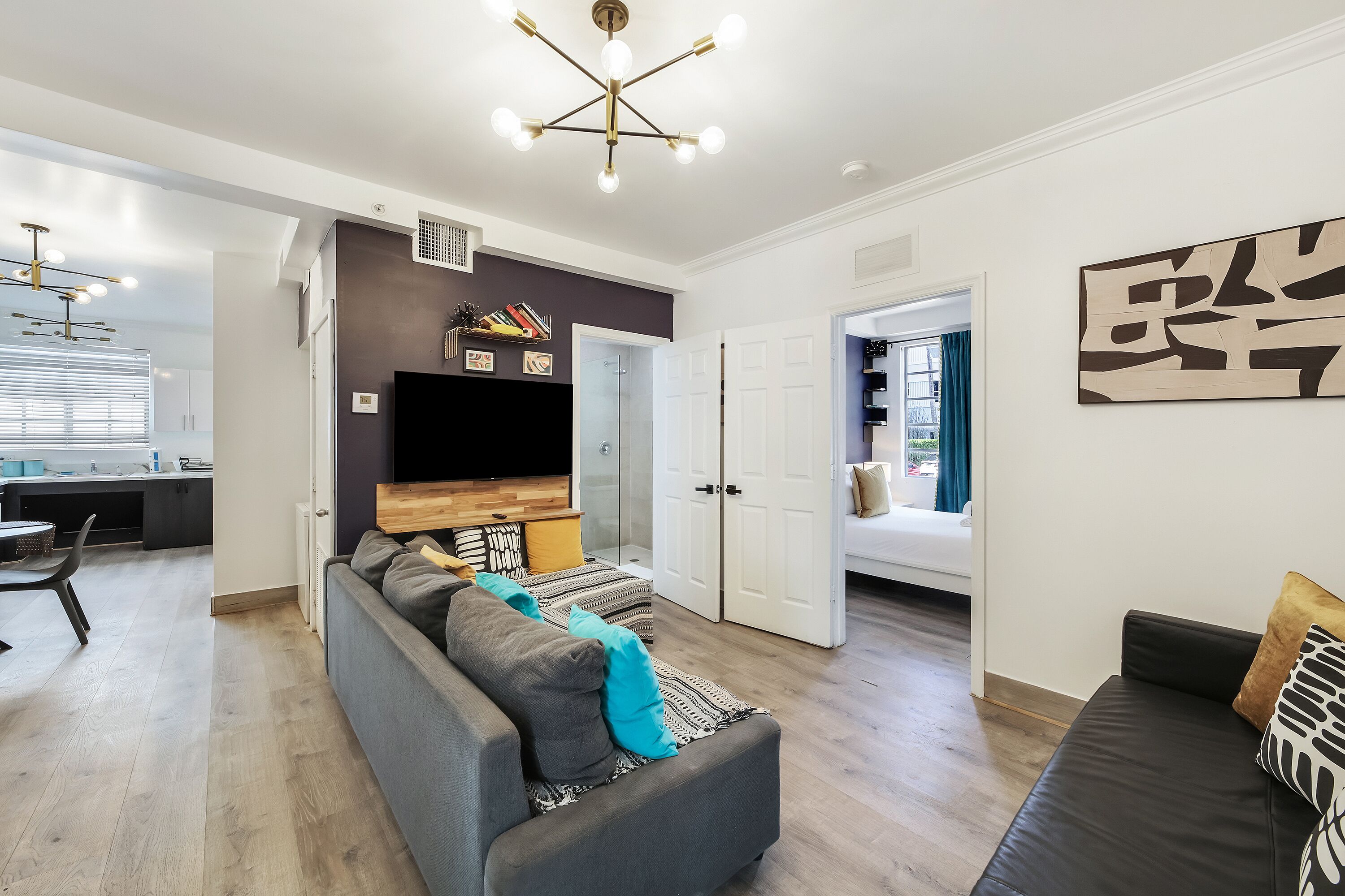 Familienapartment, 2 Schlafzimmer, 2 Bäder (Self check-in) | Wohnbereich | 55-Zoll-Smart-TV mit Digitalempfang
