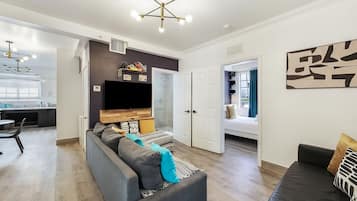 Familienapartment, 2 Schlafzimmer, 2 Bäder (Self check-in) | Wohnbereich | 55-Zoll-Smart-TV mit Digitalempfang