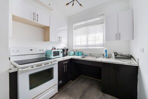 Apartament familiar, 2 dormitoris, 2 banys (Self check-in) | Cuina privada | Frigorífic gran, microones, cafetera i tetera i bullidora elèctrica 