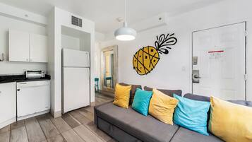 Familie appartement, 1 queensize bed met slaapbank, keuken (Self check-in) | Woonruimte | Een 55-inch smart-tv met digitale zenders