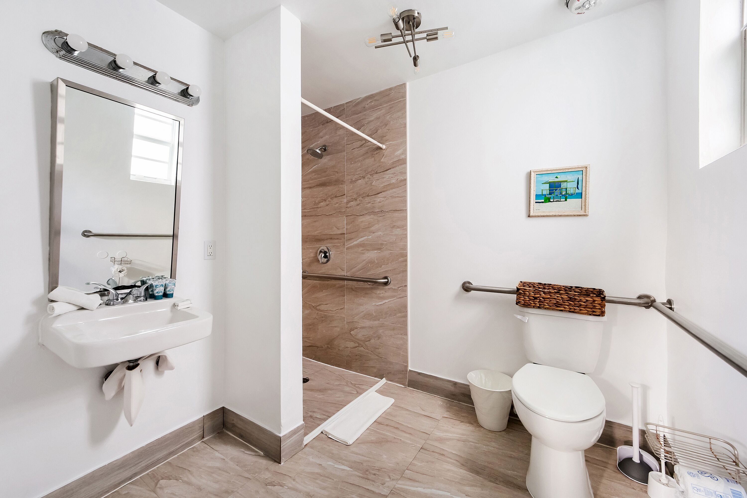 Familienapartment, 2 Schlafzimmer, 2 Bäder (Self check-in) | Badezimmer | Dusche, kostenlose Toilettenartikel, Haartrockner, Handtücher