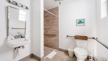 Familienapartment, 2 Schlafzimmer, 2 Bäder (Self check-in) | Badezimmer | Dusche, kostenlose Toilettenartikel, Haartrockner, Handtücher