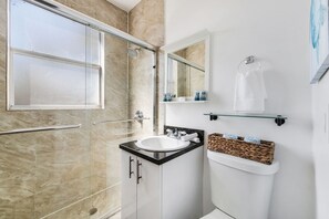Departamento, 2 habitaciones, cocina | Baño | Regadera, amenidades de baño gratuitas, secadora de cabello, toallas 