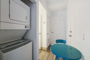 Apartament familiar, 1 llit de matrimoni i sofà llit, cuina (Self check-in) | Zona de menjador de l'habitació