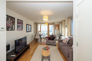Living area - Modern apartment close to Canary Wharf with views! (London)