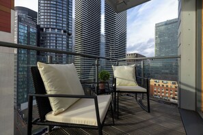 Property grounds - Modern apartment close to Canary Wharf with views! (London)