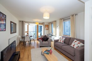 Living area - Modern apartment close to Canary Wharf with views! (London)