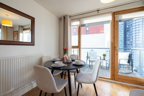 Dining - Modern apartment close to Canary Wharf with views! (London)
