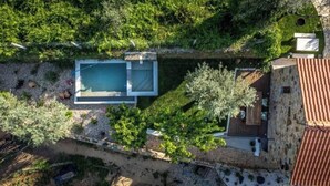 An aerial view of a property with a swimming pool, stone walls, and a tiled roof. - Ordem de Cristo Suite - Rural Tourism with terrace and river view (Dornes)