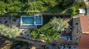 An aerial view of a property with a swimming pool, stone walls, and a tiled roof. - Ordem de Cristo Suite - Rural Tourism with terrace and river view (Dornes)