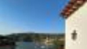 A coastal building with a clear view of the sea. - Ordem de Cristo Suite - Rural Tourism with terrace and river view (Dornes)