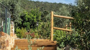 A wooden staircase leading up to a stone wall with a metal railing. - D. Dinis "O Lavrador" House - Garden and river view (Dornes)