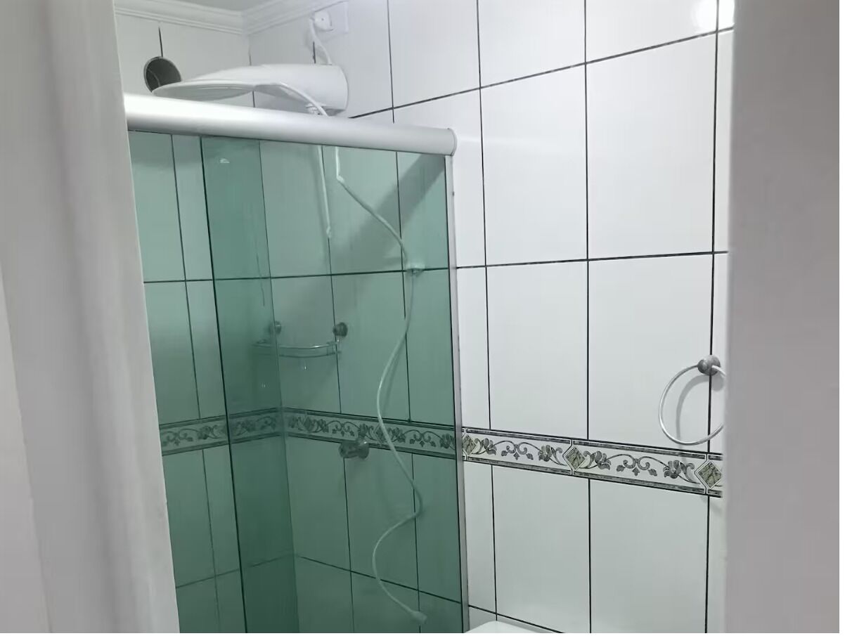 Chuveiro, toalhas de banho, sabonete, papel higiênico