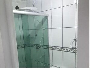 Dusj, håndklær, såpe og toalettpapir