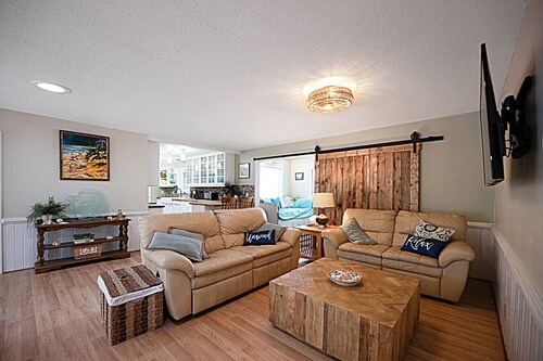 Family Beach House: 3 BR 5 twins - Dogs Welcome