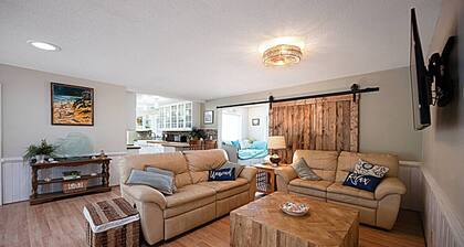 Family Beach House: 3 BR 5 twins - Dogs Welcome