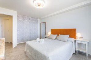 1 bedroom, iron/ironing board, free WiFi, bed sheets - Seafront Apartment, balcony with ocean views of La Gomera and sunsets !!! (Guía de Isora)