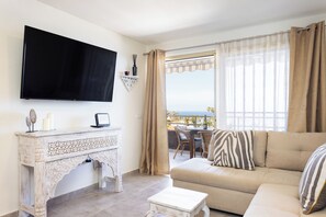 Smart TV - Seafront Apartment, balcony with ocean views of La Gomera and sunsets !!! (Guía de Isora)