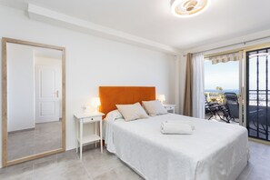 Tabla de planchar con plancha, wifi gratis y ropa de cama 