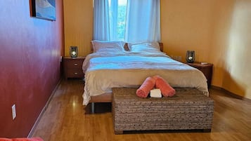 4 bedrooms, desk, iron/ironing board, free WiFi