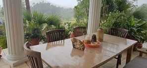 Outdoor dining - Infinity Tropical Gem 4 br Villa (Willemstad / Soto)