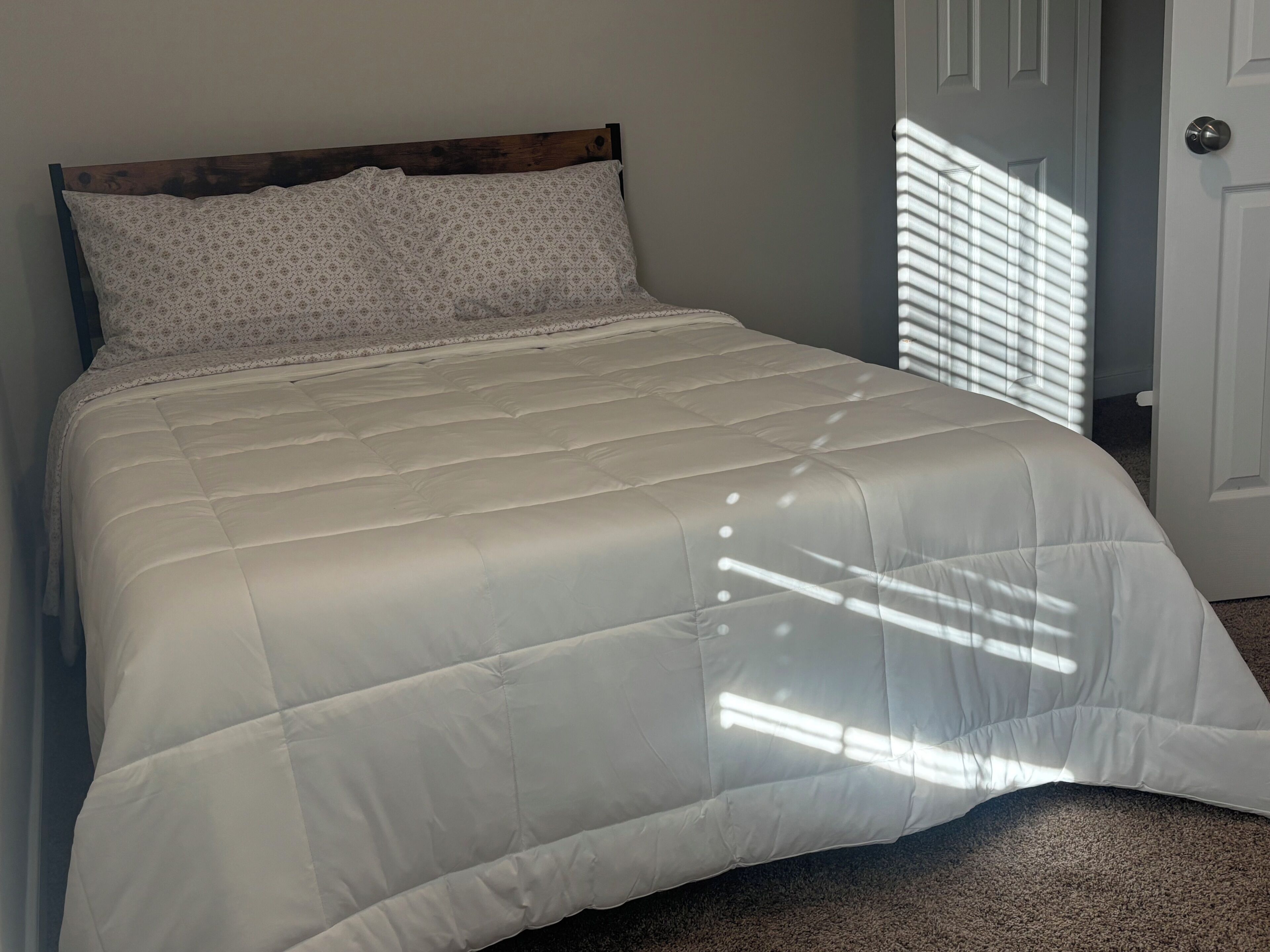 4 bedrooms, iron/ironing board, internet, bed sheets