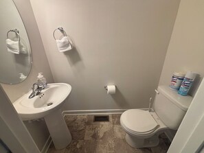 Toalhas de banho, sabonete, papel higiênico 