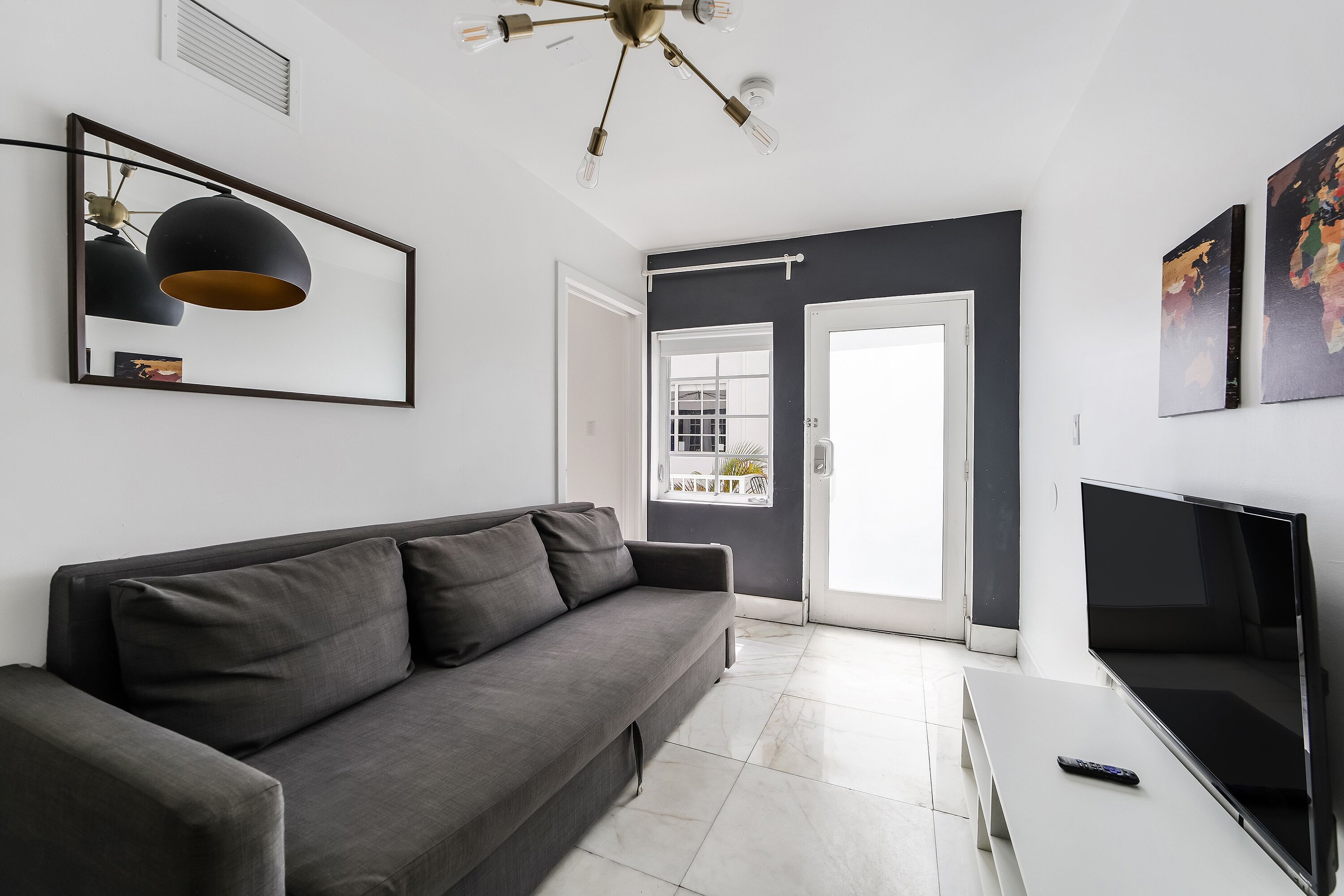 Familie appartement, 2 slaapkamers, balkon (Self check-in) | Woonruimte | Een 55-inch smart-tv met kabelzenders