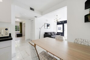 Apartamento familiar, 2 habitaciones, balcón (Self check-in) | Zona de estar | Smart TV de 55 pulgadas con canales por cable