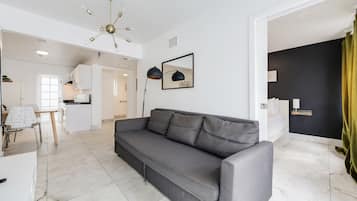 Appartement familial, 2 chambres, balcon (Self check-in) | Aire de séjour | Téléviseur connecté de 55 po avec télévision par câble