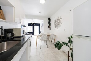 Apartamento familiar, 2 habitaciones, balcón (Self check-in) | Cocina privada | Frigorífico grande, microondas, placa de cocina y cafetera o tetera
