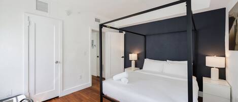Appartement Familial, 1 grand lit et 1 canapé-lit, cuisine (Self check-in) | Bureau, espace de travail pour ordinateur portable