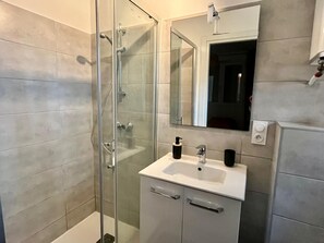 Hair dryer, towels, toilet paper - Apartment 78, Résidence Les hameaux de Saint-Cyprien, 5 minutes from the beach. (Lecci)